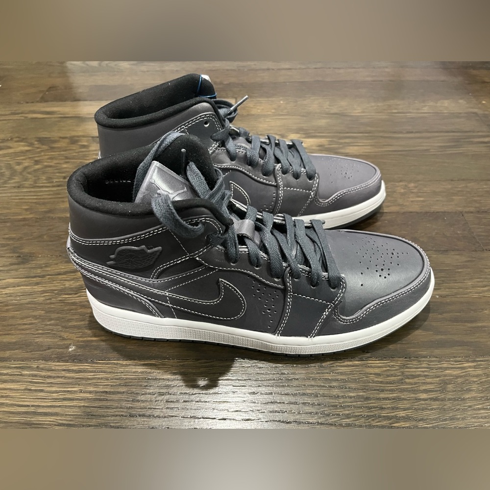Jordan 1 Mid Noveau Wolf Grey Leather (Sz 9) - Picture 5 of 15